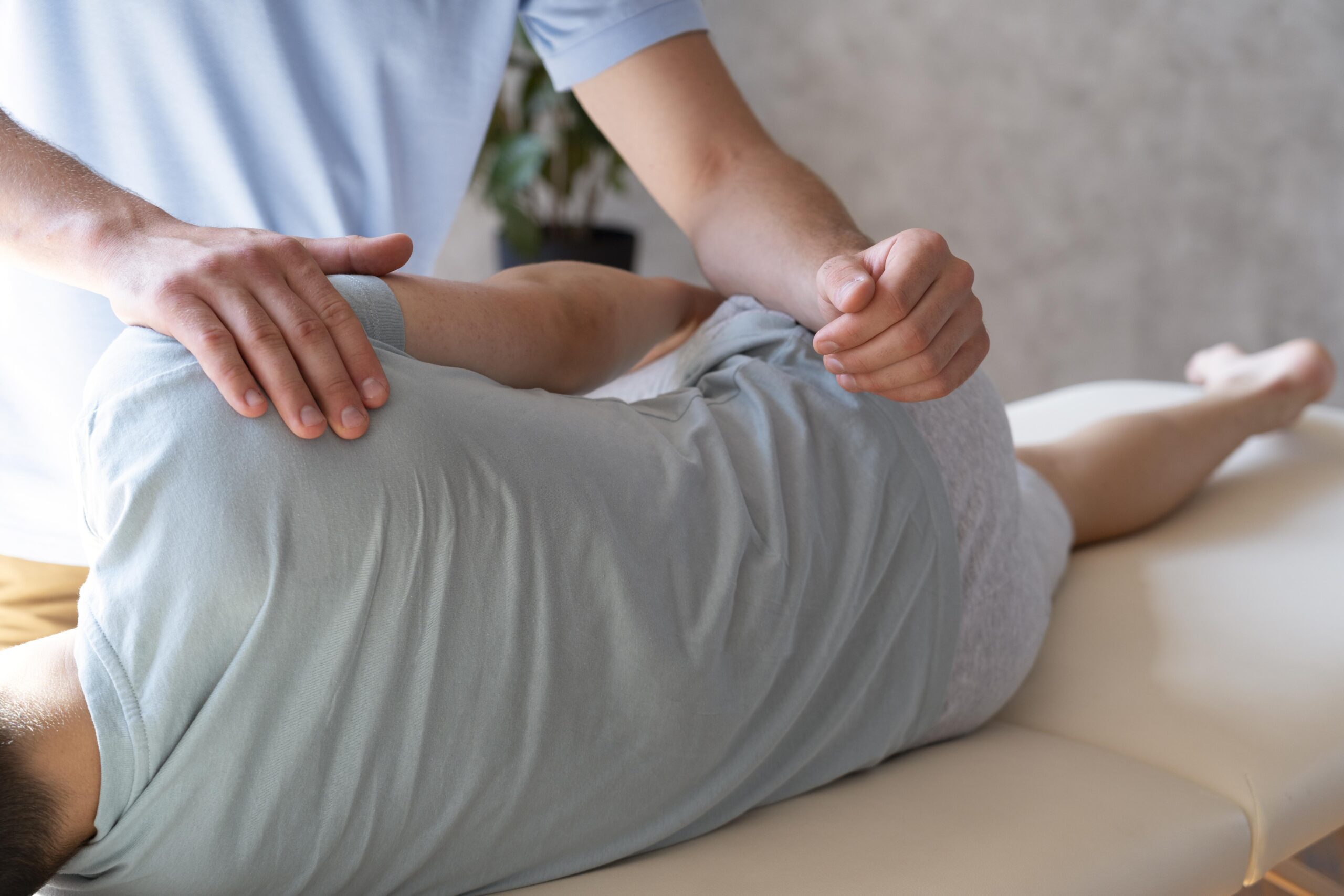 close-up-physiotherapist-helping-patient-with-pain - Future Center